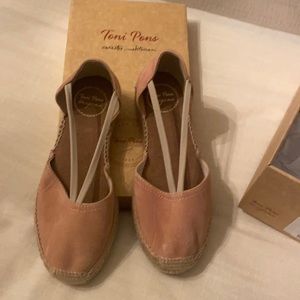 Toni Pins Flat buds slip ons
